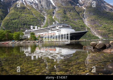 Norvegia, Eidfjord, vista su MS Rotterdam, nave da crociera della Holland America Line Foto Stock