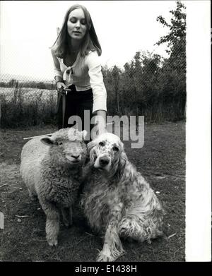 Mar 31, 2012 - Carilyn aveva un po' di agnello: persone possono stare, ma Carilyn oddy di otford, Kent, non pensa è inusuale per prendere il suo animale domestico di ovini, Victoria, fuori per passeggiate lungo con il suo cane Stella. Né a stella o a Victoria. Essi ottenere sul famoso, e persino viaggiare con il 19-anno-vecchio maestro di formazione dello studente in auto. Foto Stock