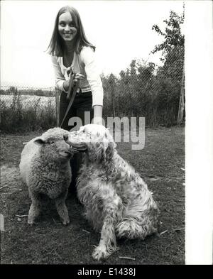 Mar 31, 2012 - Carilyn aveva un po' di agnello: persone possono stare, ma Carilyn oddy di otford, Kent, non pensa è inusuale per prendere il suo animale domestico di ovini, Victoria, fuori per passeggiate lungo con il suo cane Stella. Né a stella o a Victoria. Essi ottenere sul famoso, e persino viaggiare con il 19-anno-vecchio maestro di formazione dello studente in auto. Tutte le foto di Cathy lehrfield. guancia a guancia con la loro maestra Carilyn sono star e Victoria. Foto Stock