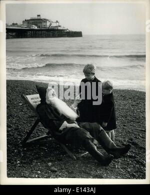Apr. 04, 2012 - SANTA-va giù al mare...SUNBATHES SULLA SPIAGGIA A BRIGHTON...con meno di tre settimane per andare a Natale-il Babbo Natale del 1953 sono trovare cose molto difficili grazie alla loro abiti pesanti barbe-e il caldo insolito dicembre meteo...Heanley Robin ed i suoi sette anni di Fratel Robert erano più che un po' sorpreso quando giunsero in tutta Santa Claus se stesso nella forma del vecchio Fred Neil prendendo vita facile in una sedia a sdraio in Brighton, Sussex spiaggia.Fred assume i compiti di Santa Claus ogni Natale e mai nella storia si può ricordare ad un caldo dicembre. Foto Stock
