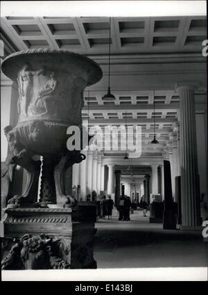 Apr. 04, 2012 - Il British Museum che necessitano di maggiore sostegno finanziario.: Guardando verso il basso la galleria di scultura, sempre ben visitato. In primo piano è un'urna cineraria romana, altamente decorato Foto Stock