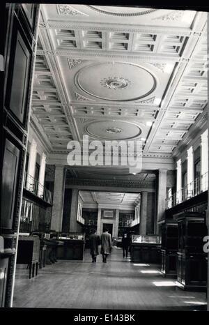 Apr. 04, 2012 - Il British Museum: Il re della libreria: la famosa biblioteca raccolti da George lll è stato presentato da George IV nel 1823 e ora è alloggiato in una camera speciale costruito per esso. In casi di parete non solo il monarca di libri ma manoscritti orientali e i primi esempi di stampa cinese e i primi esempi di opera europea mostre di legatoria. La camera, costruito da Sir. Robert Smirke è la prima parte dell'edificio attuale. Foto Stock