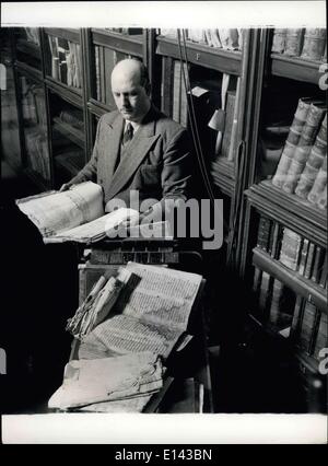 Apr. 04, 2012 - Il British Museum ha bisogno di più soldi, arretrati a lavorare nel dipartimento di manoscritti.: un funzionario esamina alcuni degli arretrati di lavoro tra decadeva memorial record danneggiati e legature. Foto Stock