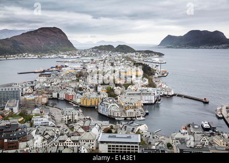 Norvegia, Alesund, vista sul centro storico della città in stile Jugendstil dalla montagna Aksla. Patrimonio Mondiale dell Unesco Foto Stock