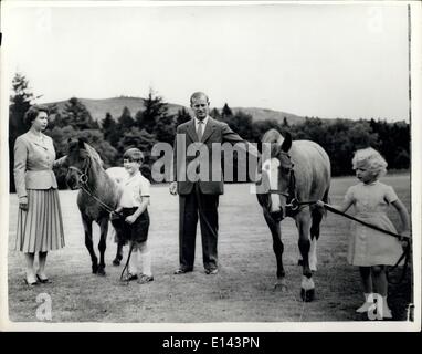 Apr. 04, 2012 - La famiglia reale di Balmoral..esercitando il Pony : la regina Elisabetta - Duca di Edimburgo e i loro figli il principe Carlo e la principessa Anne esercitare i loro pony nel parco del Castello di Balmoral durante il mese di agosto di quest'anno. Il principe Charles detiene il ''Williams''; Princess Anne tiene ''Greensleeves''..Balmoral è un 11.000 acri comprato dal Principe Alberto nel 1852 per 31,500- il castello essendo costruito tre anni più tardi - ed è la proprietà privata del sovrano. Foto Stock