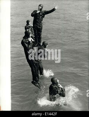Apr. 04, 2012 - Tutti in linea di dovere: Tenendo il tuffo fuori Southend sono membri dell'Essex polizia 13-uomo diving team. Ispettore marino Robert George, che dirige la forza di Essex aqua dell unità, detto: ''Questi uomini può essere chiamato fuori immediatamente per operazioni di immersione. Ciascuno dei treni almeno una volta ogni due settimane. ''Esse devono essere in grado di andare fuori gli elicotteri, le barche, ponti e piloni''. Quando essi sono sulla terra asciutta gli uomini sono impegnati in normali condizioni di lavoro della polizia. Foto Stock