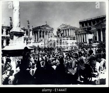 Apr. 04, 2012 - La ripresa ''La caduta dell'Impero Romano'' - a Madrid?: un vasto set è stato preparato a Las Matasnr. Madrid - per le riprese del Samuel Bronston epic ''La caduta dell'Impero Romano'' - starring tra gli altri Sophia Loren - Alec Guinness - Stephen Boyd ecc.: foto mostra la vista della fede cercando insieme - come sacerdoti flagellating prostrarsi prima dell'imperatore Commodo (Christopher Plummer) nel Foro Romano - come egli esce dalla statua della dea madre. Foto Stock