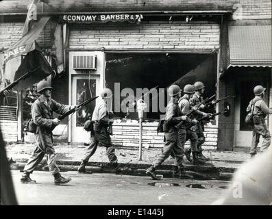 Apr. 04, 2012 - gara di Detroit tumulti luglio 1967 le truppe spostato in, con guardia nazionalemeFederico Fellini (Fellini) e da cui Foto Stock