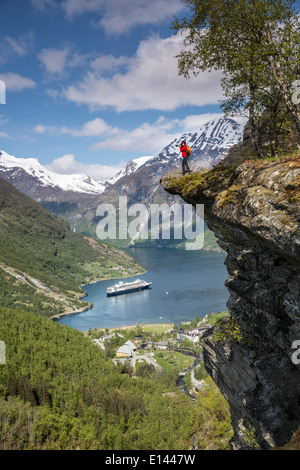 Norvegia Geiranger, Geiranger fjord. Vista su una nave da crociera MS Rotterdam della Holland America Line. Fotografo Marjolijn van Steeden prendendo l'immagine. Foto Stock