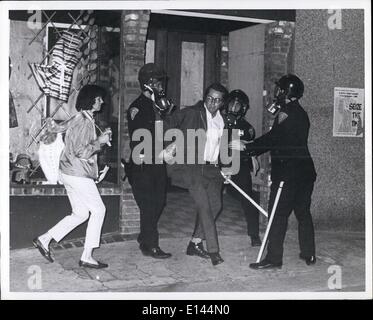 Apr. 04, 2012 - Arresto di un uomo che non rispettano gli ordini di polizia durante la notte la dimostrazione in New Haven. Foto Stock