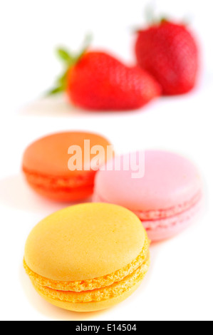 Alcuni appetitosi macarons con diversi colori e sapori su sfondo bianco Foto Stock