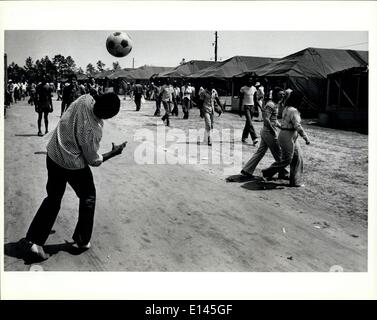 Apr. 04, 2012 - rifugiati cubani passare il tempo giocando a calcio nella tendopoli a Fort Waton Beach fairgrounds/ Eglin Air. (Cred Foto Stock