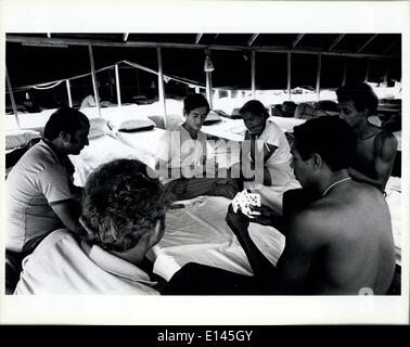 Apr. 04, 2012 - rifugiati cubani che passare il tempo in tendopoli in Ft. Walton Beach da carte da gioco.