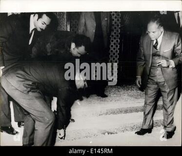 Apr. 04, 2012 - Giordania il Primo Ministro assassinato al Cairo:quattro palestinesi sono stati arrestati in seguito all'assassinio di Mr.WasfibTell, la Giordania il Primo Ministro, che è stato girato all'entrata dello Sheraton Hotel al Cairo nel novembre 28th. La foto mostra l'uomo del Dipartimento di investigazione rivolta verso la scena del crimine. Foto Stock