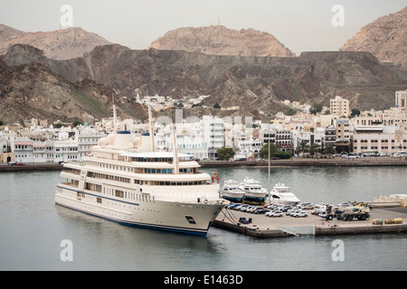 Oman, Moscato, Porto Mina come Sultan Qaboos. Yacht del sultano. Marina di sfondo e Mutrah vecchio centro della città Foto Stock