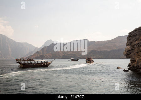 In Oman Khasab, turisti in prua Foto Stock