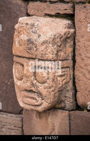 Pietra scolpita tenone-capi incorporato nella parete del semi-tempio sotterraneo. Tiwuanaku sito archeologico. Bolivia Foto Stock