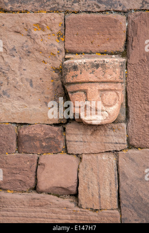 Pietra scolpita tenone-capi incorporato nella parete del semi-tempio sotterraneo. Tiwuanaku sito archeologico. Bolivia Foto Stock