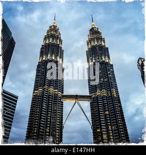 Vecchia fotografia di ponte sopraelevato tra i grattacieli di Kuala Lumpur in Malesia Foto Stock