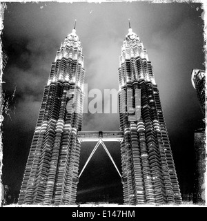 Vecchia fotografia di ponte sopraelevato tra i grattacieli di Kuala Lumpur in Malesia Foto Stock