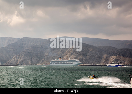 In Oman Khasab, Porto, Iraniana contrabbandieri portando merci torna in Iran con piccole imbarcazioni. Costa Fortuna nave da crociera Foto Stock