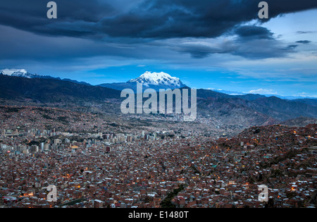 La Paz e il monte Illimani (6462m). Bolivia Foto Stock