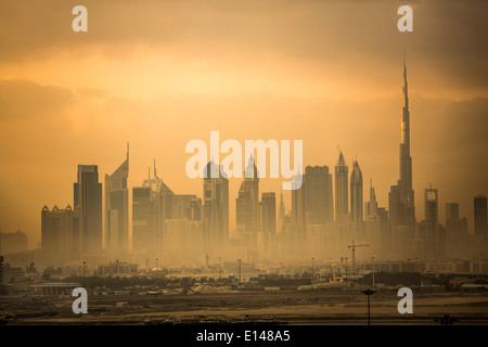 Emirati Arabi Uniti Dubai, finanziarie centro città skyline con il Burj Khalifa, l'edificio più alto del mondo. Tramonto Foto Stock
