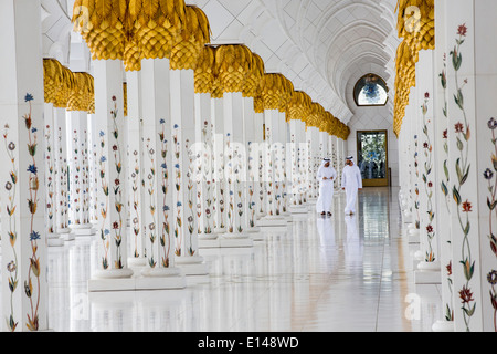 Emirati Arabi Uniti, Abu Dhabi Sheikh Zayed Grande moschea. Gli uomini Foto Stock