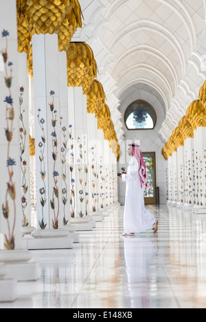 Emirati Arabi Uniti, Abu Dhabi Sheikh Zayed Grande moschea. Uomo Foto Stock