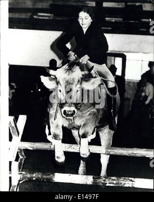 Apr. 17, 2012 - Moo ! E la vacca saltato oltre l'ostacolo: Due anni fa il contadino della figlia, 12-anno-vecchio Kathi Mosl da Seekirches, nei pressi di Salisburgo, Austria, voleva prendere fino a cavallo, Kathi non era interessato in pony ha deciso di iniziare la formazione di suo padre mucca ''Mary''. Dopo due anni di formazione intensiva Kathi ha incontrato più ostacoli 1.10 metri alta. La foto mostra una bella azione;n studio come Kathi rides ''Mary'' la mucca sopra un ostacolo in Austria. Foto Stock