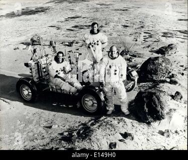 Apr. 17, 2012 - Apollo 16 astronauti: (L a R) Apollo 16 astronauti, Modulo Lunare pilota Charles M. Duca; comandante Giovanni W giovani; e il pilota del modulo di comando Thomas K Mattingly, durante un esercizio in preparazione per l'atterraggio lunare di missione. Foto Stock