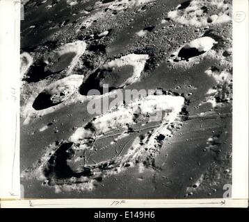 Apr. 17, 2012 - Apollo 8 luna vista. Questa fotografia è stata scattata da Apollo 8 veicolo spaziale con un lungo-obiettivo a lunghezza focale, guardando a sud della grande cratere Goclenius. Una caratteristica insolita di questo cratere è la prominente rille che attraversava il bordo del cratere. I tre cluster di crateri sono Magelhaens, Magelhaens un, e Colombo A. Il cratere Goclenius è situato a 10 gradi di latitudine sud, 45 gradi di longitudine est e i suoi circa 40 statua miglia di diametro. Foto Stock