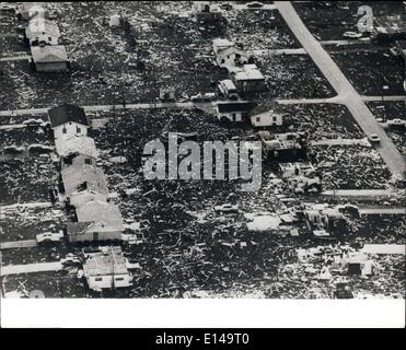 Apr. 17, 2012 - tornado colpisce sud e ovest di U.S. I pezzi di legno da case strappati sono sparsi su grandi aree residenziali di Hannover, Indiana, U.S.A., dopo l'area della tempesta peggiore in quasi cinquant'anni. Più di 500 persone sono morte in cinque Stati membri e migliaia sono i feriti e i senzatetto. La zona è stata designata come area di disastro. Foto Stock