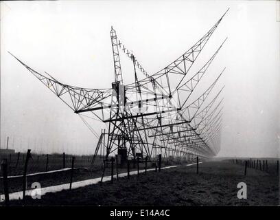 Apr. 17, 2012 - per lo studio della Radio stelle: una antenna della grande interferometrico telescopio radio a Cambridge. Questi strumenti sono destinati per lo studio della radio stelle - Remote sorgenti di onde radio di cui molti sono ritenuti a distanze superiori alla portata anche dei più grandi telescopi ottici. Questa antenna è 65 ft. in witdth e 1450ft. in lunghezza; la superficie riflettente, quasi due acri di terreno in misura, è formata mediante stiramento centinaia di sottili fili di acciaio attraverso l'tusular telaio sterzo. Foto Stock