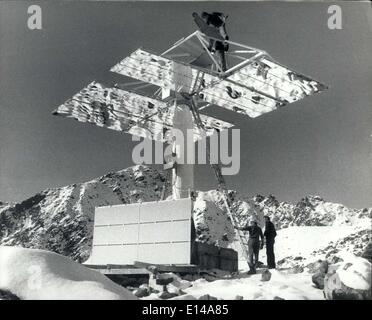 Apr. 17, 2012 - (illeggibile) ai lavoratori a fissare gli elementi a specchio di un heliostat situato sulla montagna Welssflub nella Svizzera orientale. Il dispositivo è parte di due anni di sperimentazione in energia solare dal Centro svizzero di ricerca atomica. Foto Stock