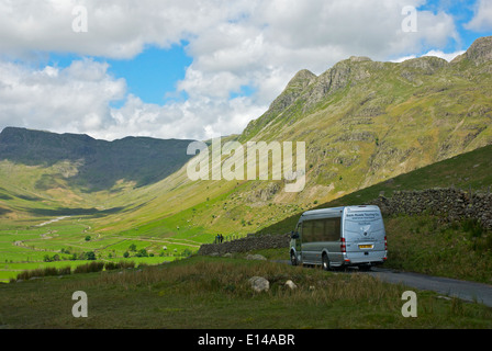 Minibus strada discendente in grande Langdale, Parco Nazionale del Distretto dei Laghi, Cumbria, England Regno Unito Foto Stock