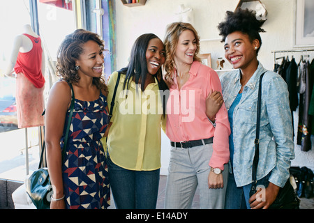 Le donne di shopping insieme in negozio Foto Stock