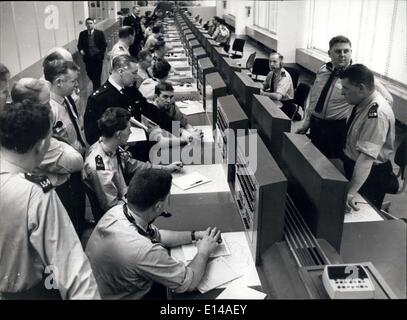 Apr. 17, 2012 - Non tobe pubblicato prima di 00.30 ore, 21 febbraio. Nuova sede per New Scotland Yard, a Broadway. S.W.1. La foto mostra nella nuova sala informazioni, ufficiali dal vecchio edificio sono visto ricevere istruzioni sulla nuova attrezzatura. Nella costruzione di una nuova sala informazioni, si è colta l'occasione di modernizzare le attrezzature e accelerare le procedure operative. Foto Stock