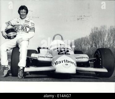 Apr. 17, 2012 - Mario Andretti prove il nuovo Alfa-Romeo: raffigurato all'Balocco racing via vicino a Milano, è Mario Andretti, American racing driver, dopo una corsa di prova nella nuova Alfa Romeo che egli sarà la guida nel Campionato del Mondo nel 1981. Foto Stock