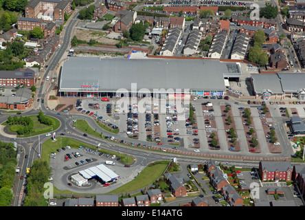 Vista aerea di un supermercato Tesco a Prescot vicino a Liverpool Foto Stock