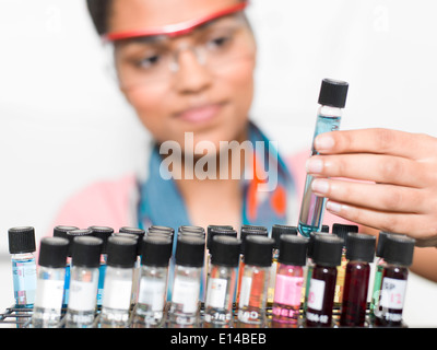 Razza mista studente esaminando campioni di laboratorio Foto Stock