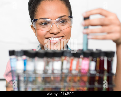 Razza mista studente esaminando campioni di laboratorio Foto Stock