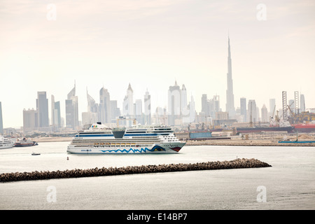 Emirati Arabi Uniti Dubai, finanziarie centro città skyline con il Burj Khalifa, edificio più alto del mondo. Nave da crociera Aida Foto Stock