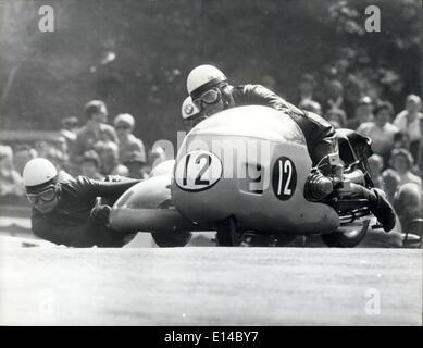 Apr. 17, 2012 - Motore T.T. Escursioni in bicicletta nell'Isola di Man. Schauzu vince il sidecar T.T.Z: Siegfried Schauzu della Germania occidentale, a cavallo di un B.M.W., ha vinto il Sidecar T.T. a Douglas, Isola di Man, ieri, nonostante il rapido che il suo passeggero è sceso fuori del sidecar in vista del traguardo. Schauzu fermato per una frazione di secondo per ritirare il suo partner, Horst Schneider, al Governatore del ponte, prima di correre a vincere da 19 secondi. Mostra fotografica di Siegfried Schauzu e il suo passeggero, durante il Sidecar T.T. a Douglas, Isola di Man, che ha vinto ieri con una velocità di 90.96 m.p.h. Foto Stock