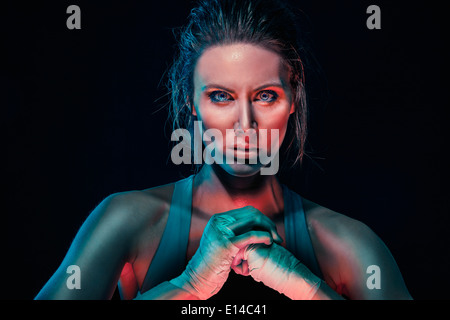 Boxer caucasica cracking sua knuckles Foto Stock