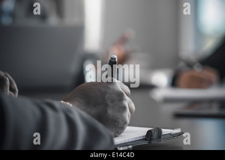 Imprenditore prendere appunti in riunione Foto Stock