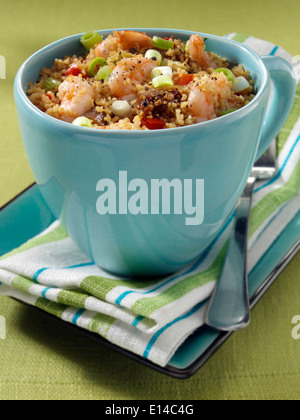Gamberi e il couscous cotto in forno a microonde in una tazza Foto Stock
