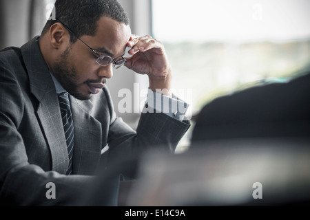 Imprenditore lavoro in ufficio Foto Stock