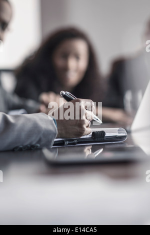 Imprenditore prendere appunti in riunione Foto Stock