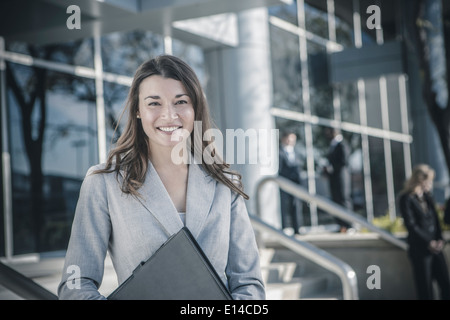 Imprenditrice sorridente all'aperto Foto Stock